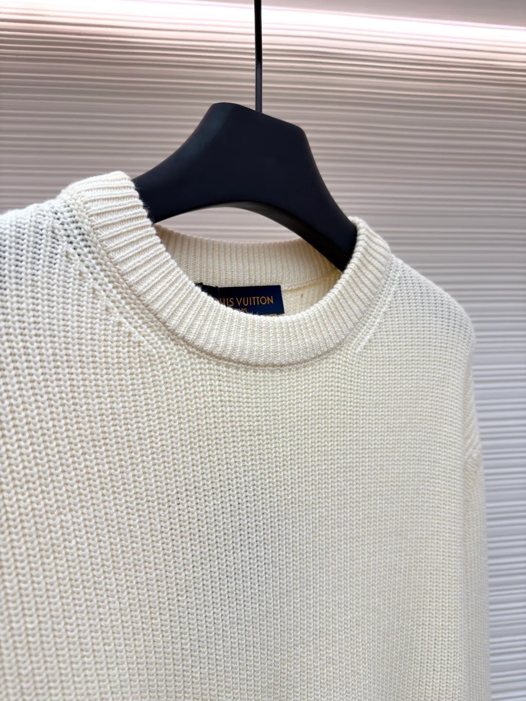 LOUIS VUITTON basic logo embroidered plain pullover knitted sweater ●Original version: 18,000 purchased and developed ●Item number: 1680919-A75 ●Fabric: cashmere fabric ●Technology: knitting ●Version: fitted version ●Weight: about 630 grams ●Size: XS-S-M-L ●Description: Embroidered cashmere crew neck sweater This cashmere crew neck sweater is ribbed knitted to create a rich texture, which combines elegant style and comfortable texture. The LV logo embroidery sits on the left hem, and casual touches can easily upgrade any look. The overall wiring is straight and delicate, the fabric is comfortable and soft, and the color is consistent without color difference. It can be matched with the same style to create a fashionable look and control various occasions. Customized accessories, complete with three standards, same style for men and women!